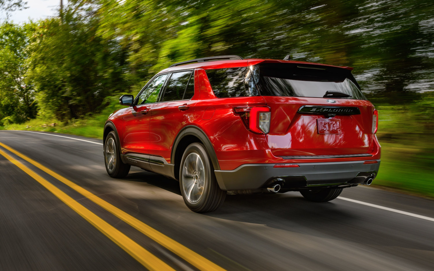 comparison-ford-explorer-st-line-2022-vs-gmc-yukon-at4-2021-suv-drive